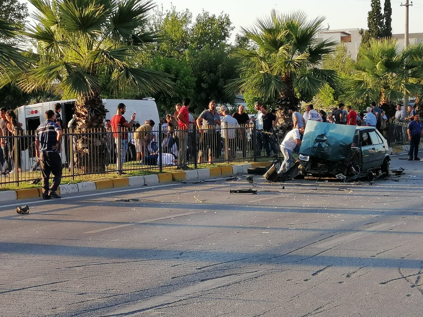 SERVİS ARACI DEVRİLDİ, 3’Ü AĞIR 14 İŞÇİ YARALANDI…