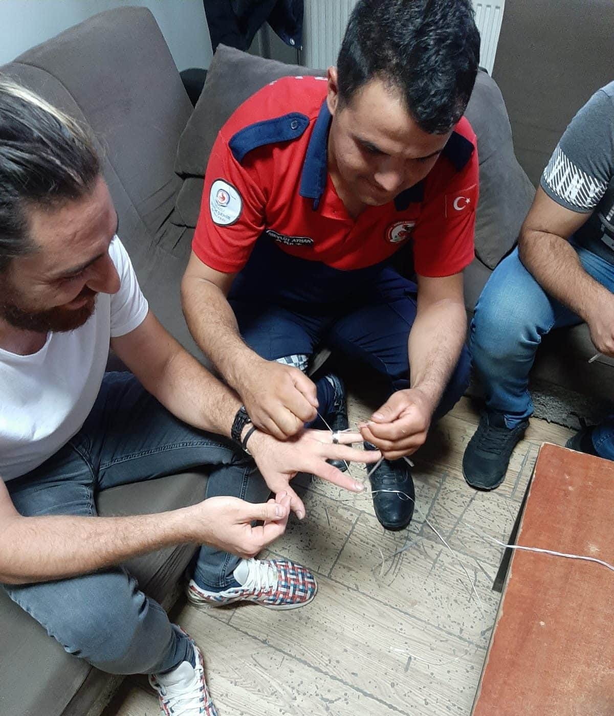 PARMAĞINA YÜZÜK SIKIŞTI, BAKIN NEREYE BAŞVURDU!