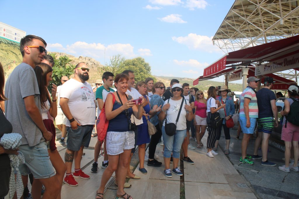 PAMUKKALE GİRİŞ KAPILARI, YÜKÜ KALDIRMAZ OLDU...