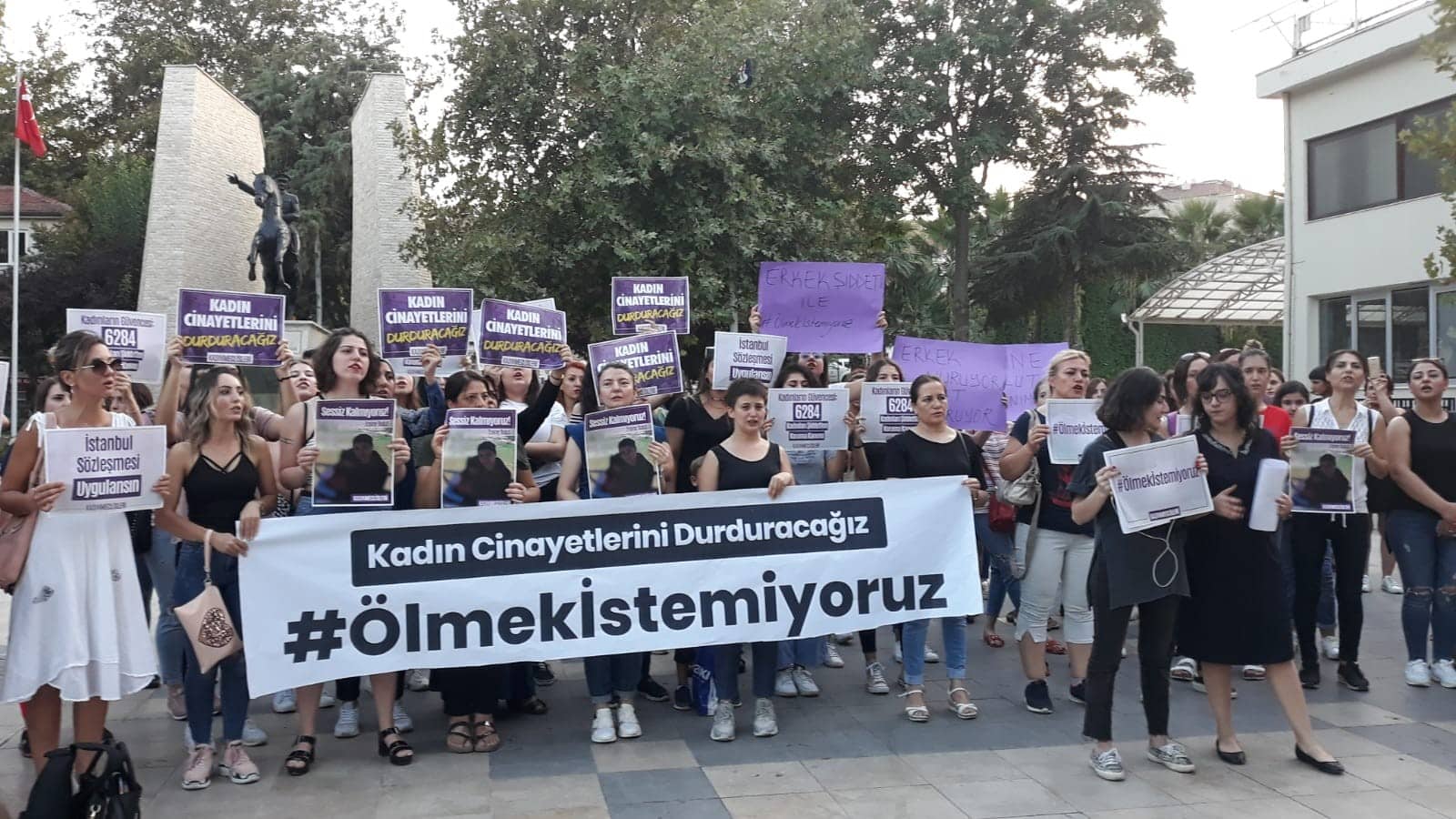 ŞİDDETİ, OTURARAK PROTESTO ETTİLER…