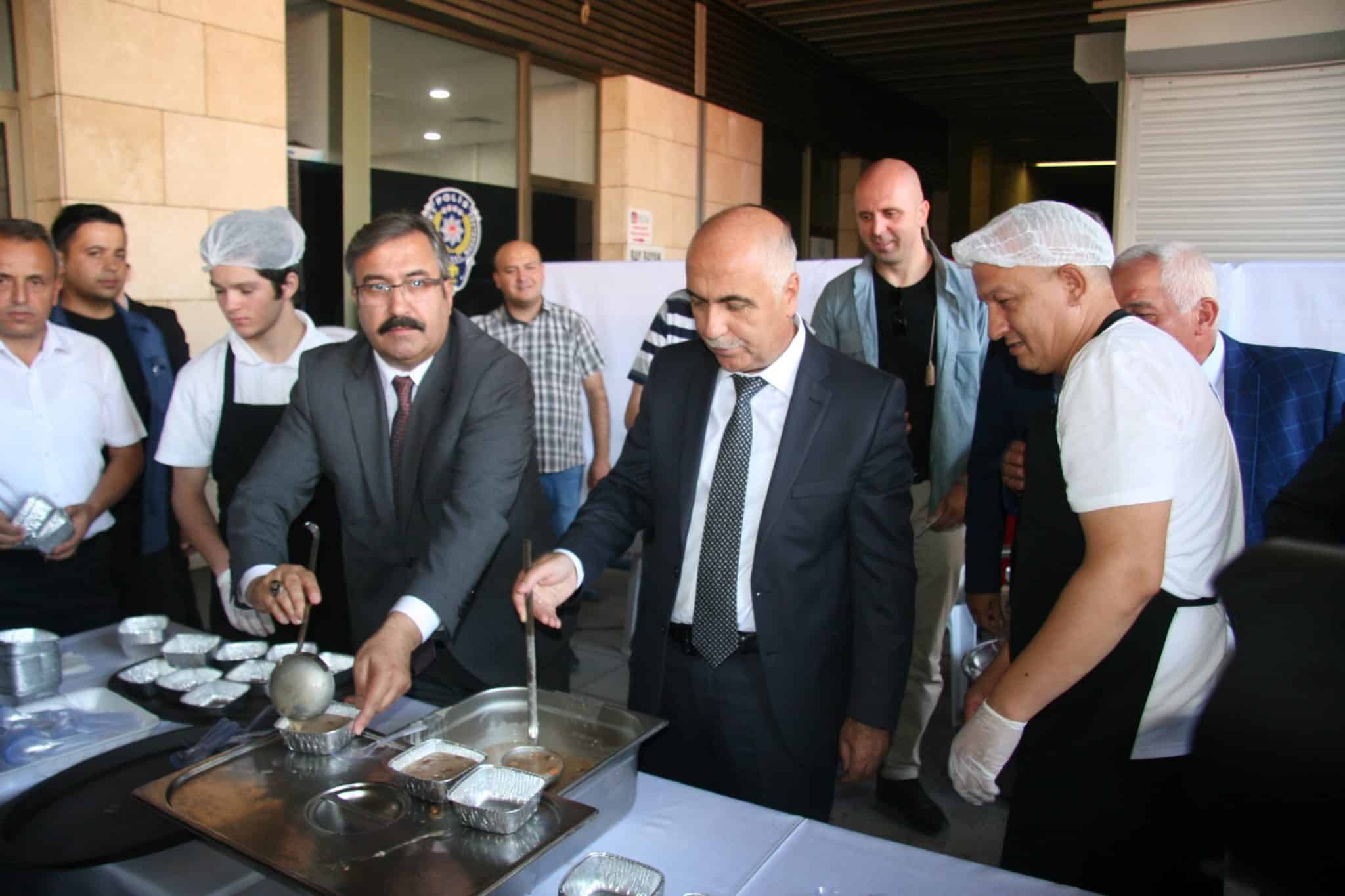DENİZLİ POLİSİ DE, AŞURE DAĞITTI…