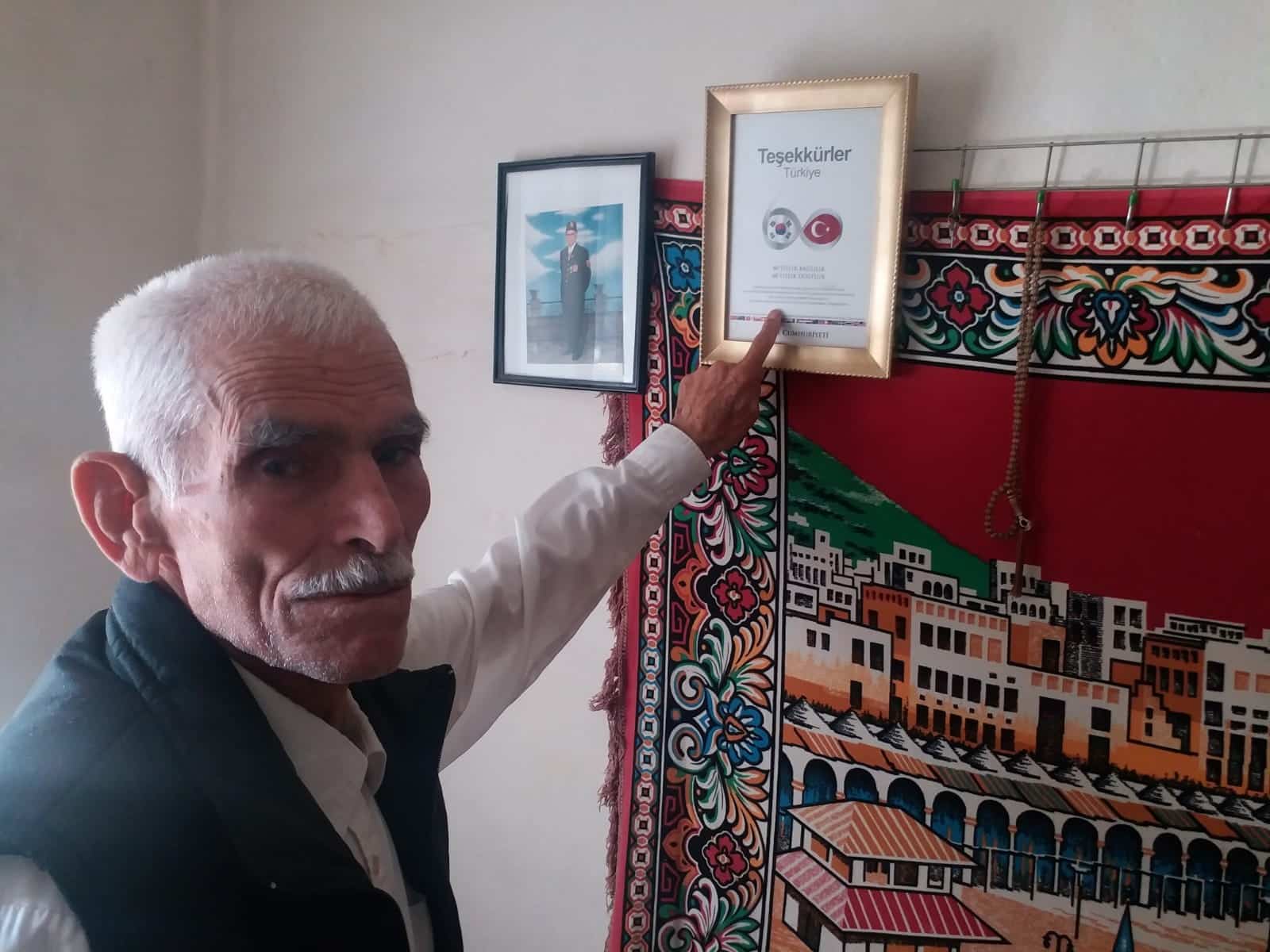 KORE GAZİSİ SAVAŞTA ÇEKİLEN FOTOĞRAFINI BARIŞ MÜZESİ’NDE BULDU…