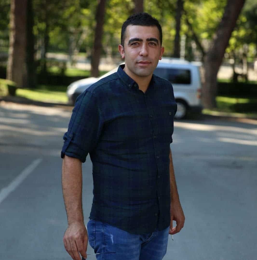 SİLAHINI TEMİZLEMEK İSTEYEN POLİS, KAZAYLA KENDİNİ VE BEKÇİ ARKADAŞINI VURDU…