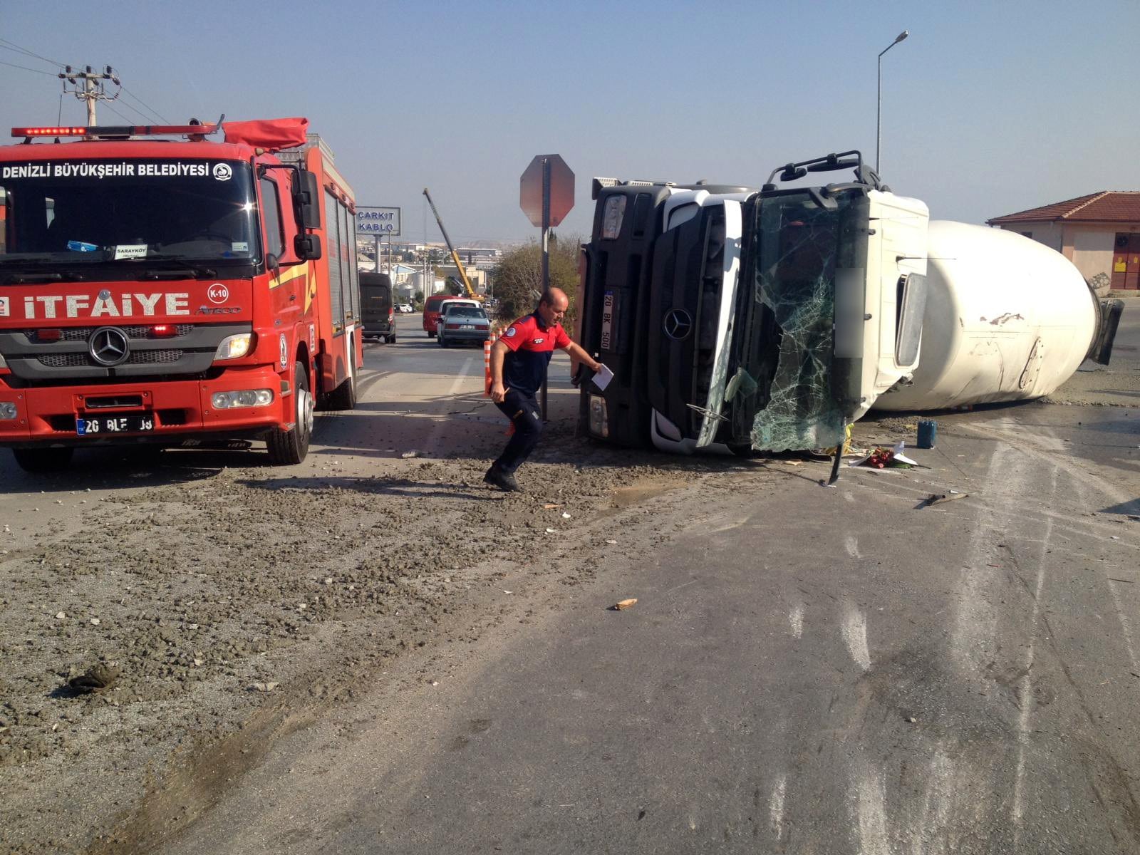 BETON MİKSERİ İLE DEMİR YÜKLÜ KAMYON ÇARPIŞTI: 1 YARALI…