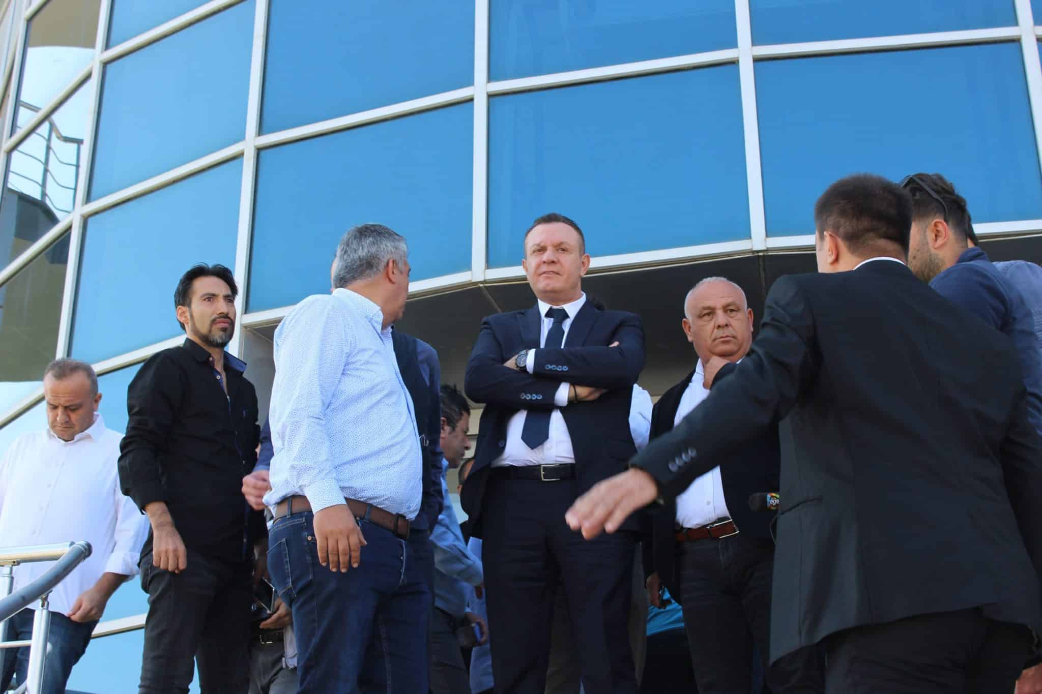 DENİZLİSPOR’UN ESKİ BAŞKANI “SÜLEYMAN URKAY” BELİNDE SİLAHLA, KULÜP BİNASINI BASTI…