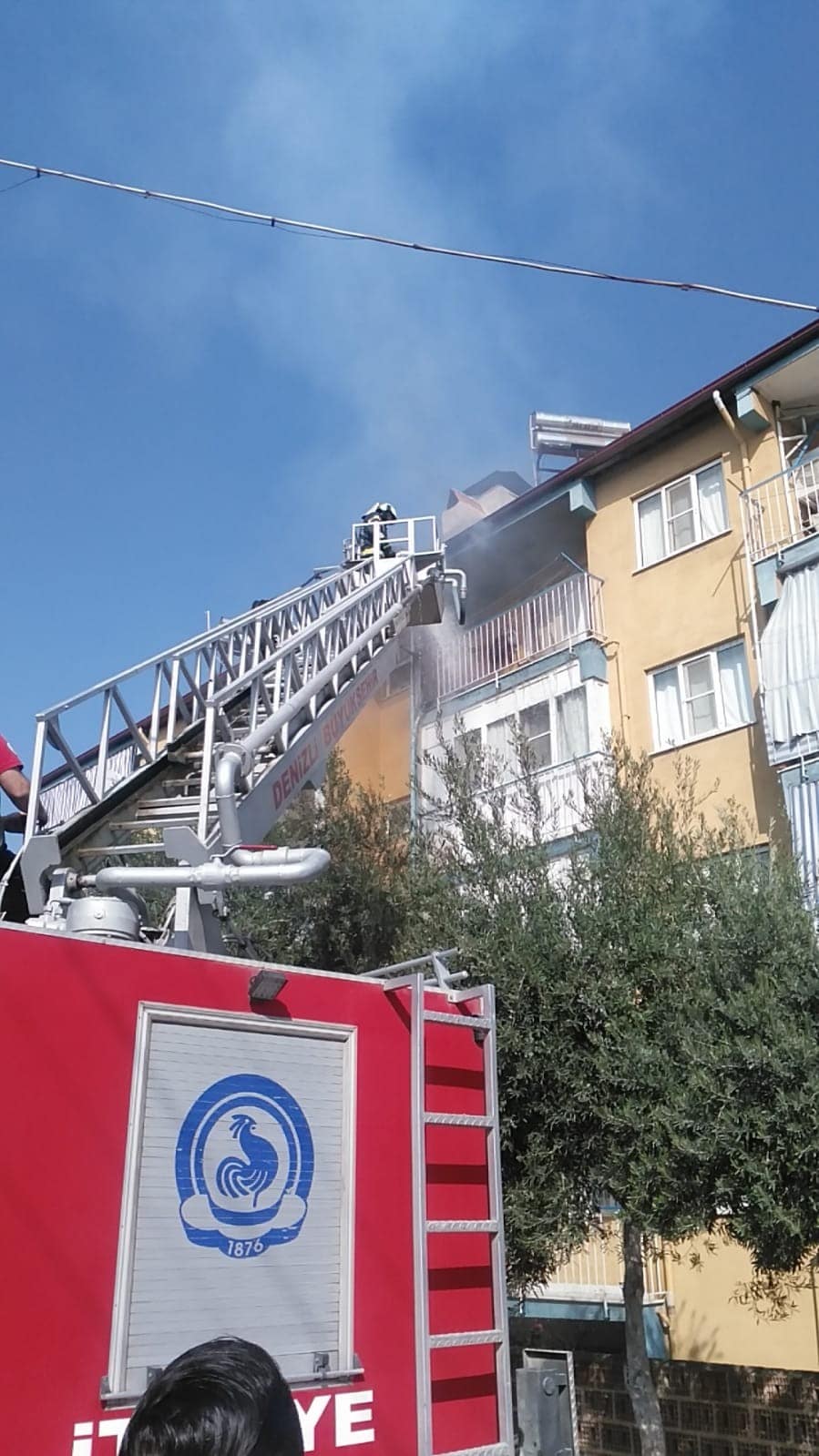 BALKONDA ÇIKAN YANGIN PANİĞE NEDEN OLDU…