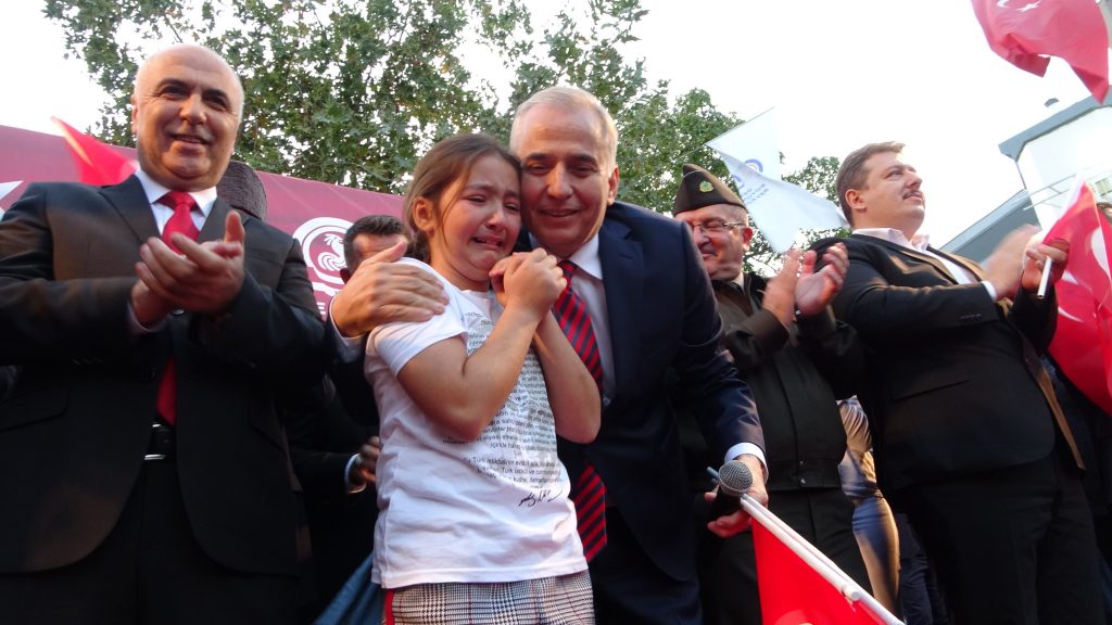 istiklal marsi okuyan cocuk