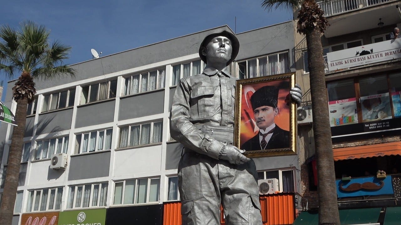 ATAMIZI ANMA GÜNÜNDE, “CANLI HEYKEL” VATANDAŞLARI DUYGULANDIRDI…