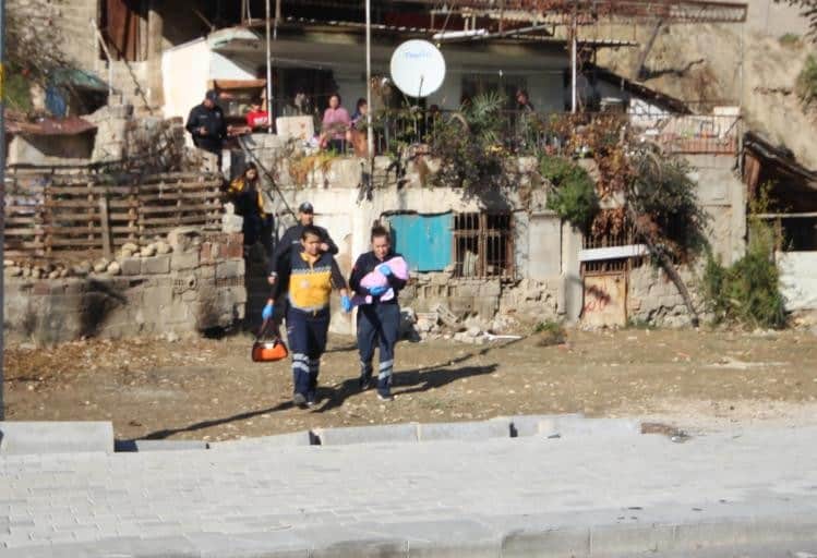 O BEBEK, KORUMA ALTINA ALINDI…