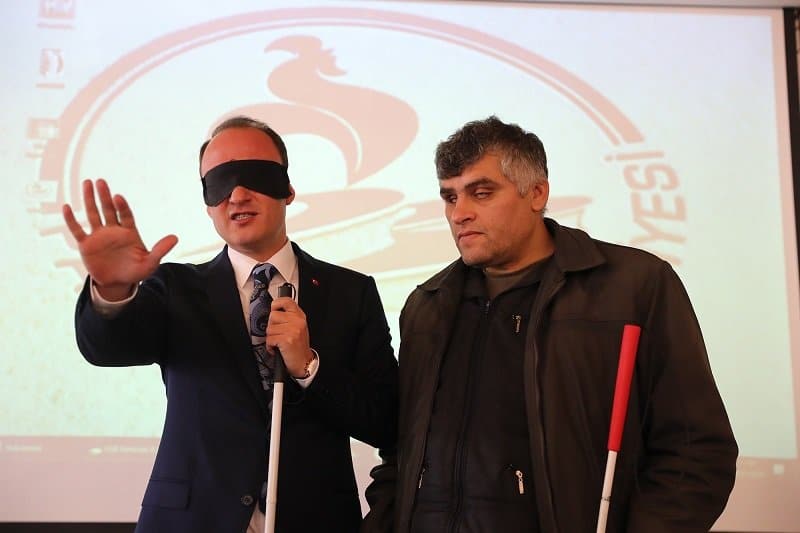 BAŞKAN ÖRKİ, KONUŞMASINI GÖZLERİ BANTLI YAPTI…