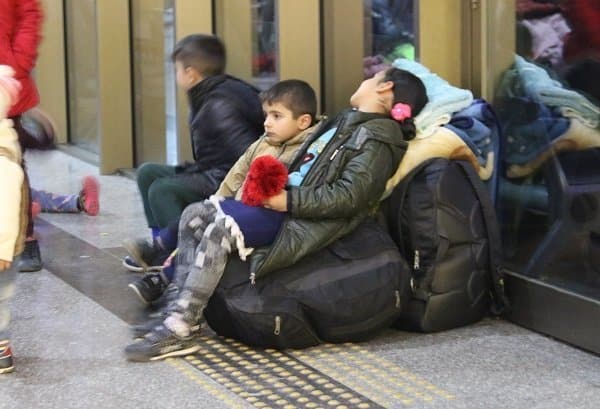 DENİZLİ’DEKİ SURİYELİLER DE, YOLLARA DÜŞTÜLER…