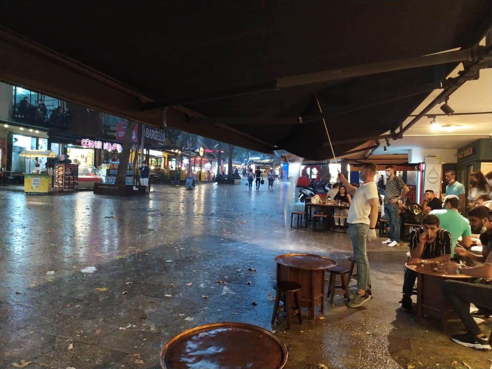 ANİ BASTIRAN SAĞANAK, ZOR ANLAR YAŞATTI…
