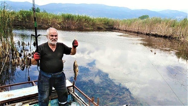 KENDİ TARLALARINDA BALIK AVLIYORLAR!