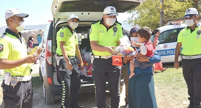 POLİSTEN ÇADIRDA YAŞAYAN İŞÇİ ÇOCUKLARINA OYUNCAK SÜRPRİZİ…