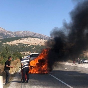 SIFIR ARAÇLARI ALEV ALAN DOKTOR VE EŞİ, SON ANDA KURTULDU…