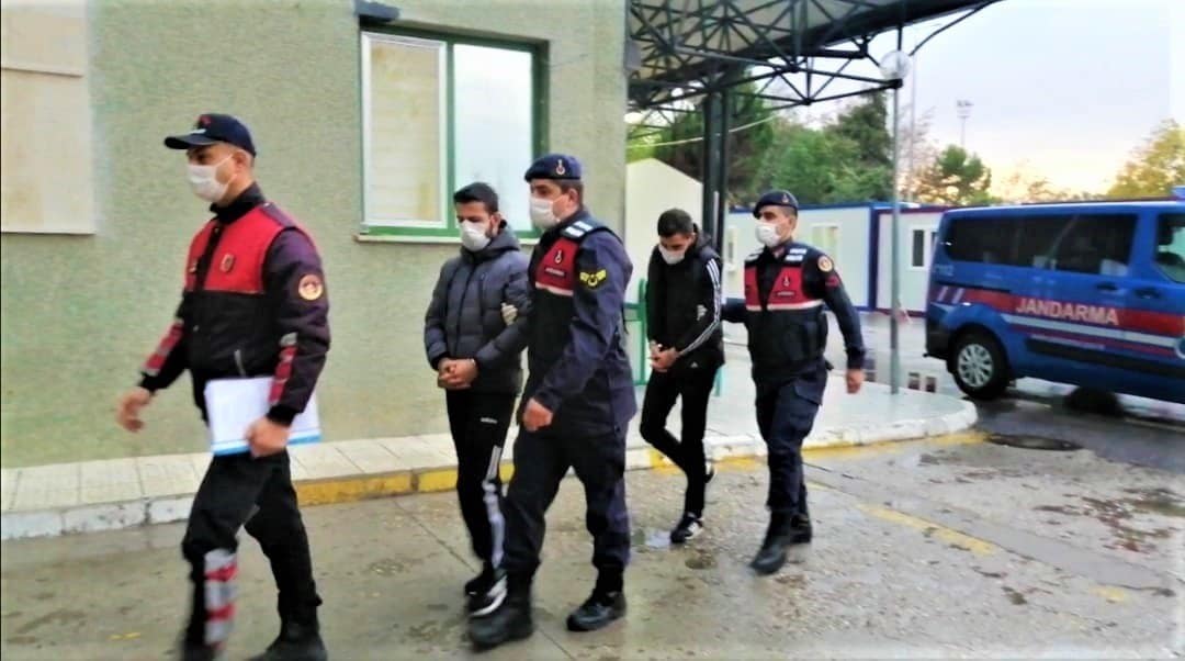 ÇOCUKLARINI KAÇIRIP BAŞKALARINA VERDİ, YETMEDİ İHBAR EDEN ARKADAŞINI VURDU…