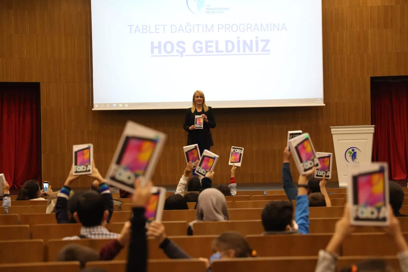 MERKEZEFENDİ, 100 ÖĞRENCİYE DAHA TABLET HEDİYE ETTİ…