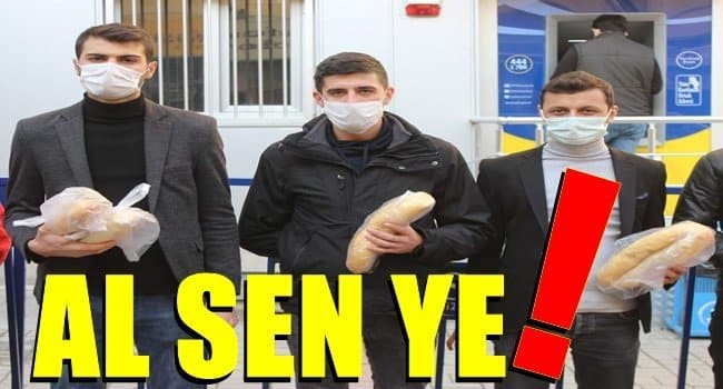 CHP’Lİ GENÇLERDEN, EKMEKLİ PROTESTO…