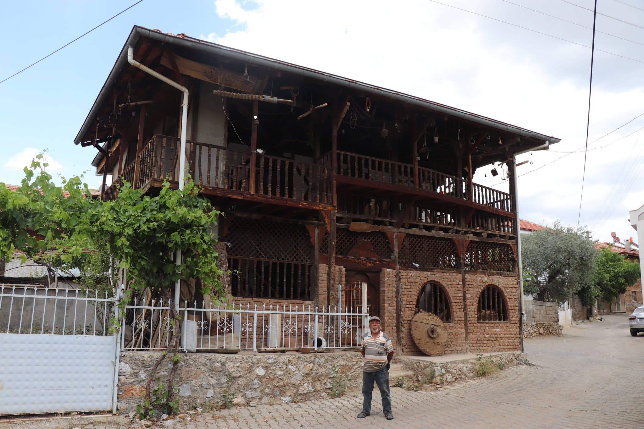KÖYÜNE DÖNDÜ, GEÇMİŞİNE SAHİP ÇIKTI…