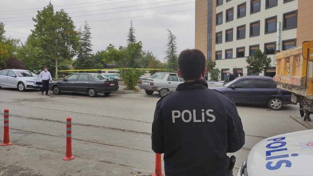 PARKTA OTURAN DOKTORU BIÇAKLADI...