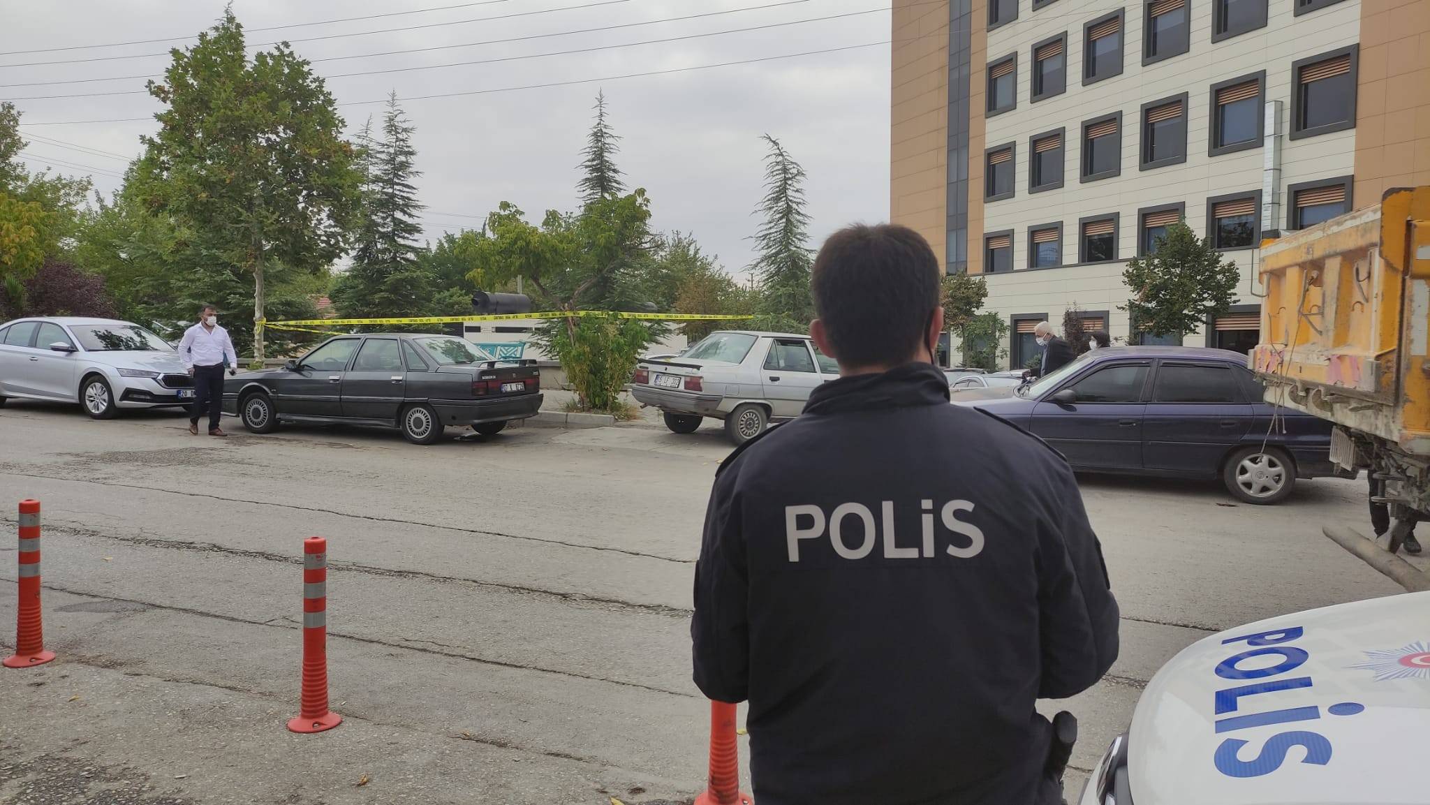 PARKTA OTURAN DOKTORU BIÇAKLADI…