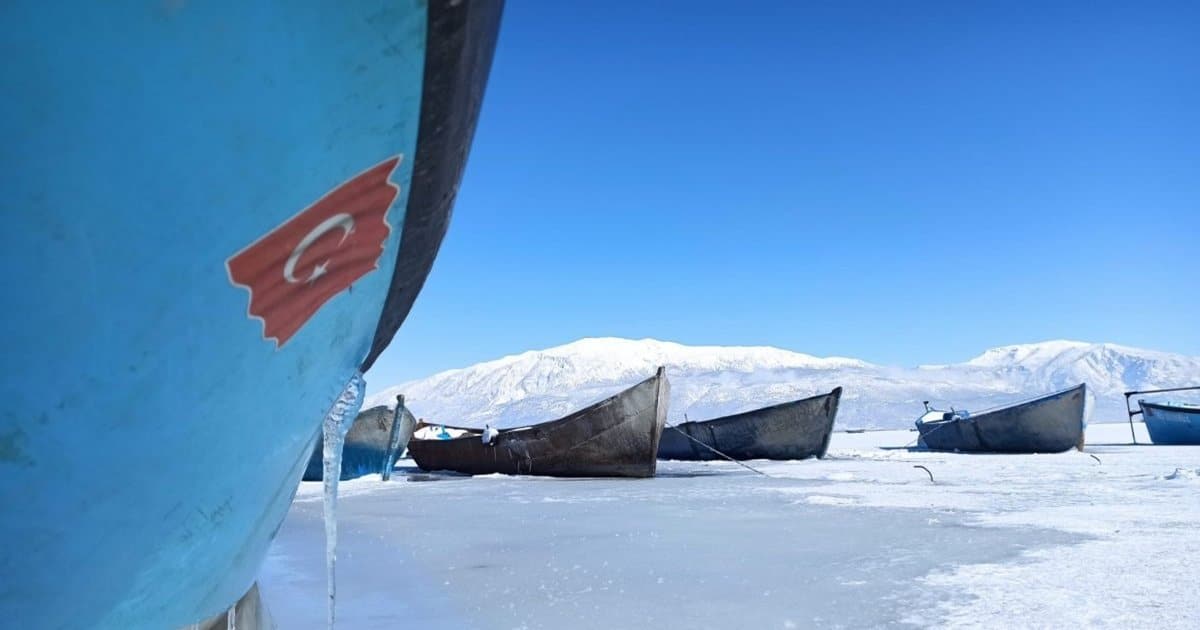 Işıklı Baraj Gölü Dondu…