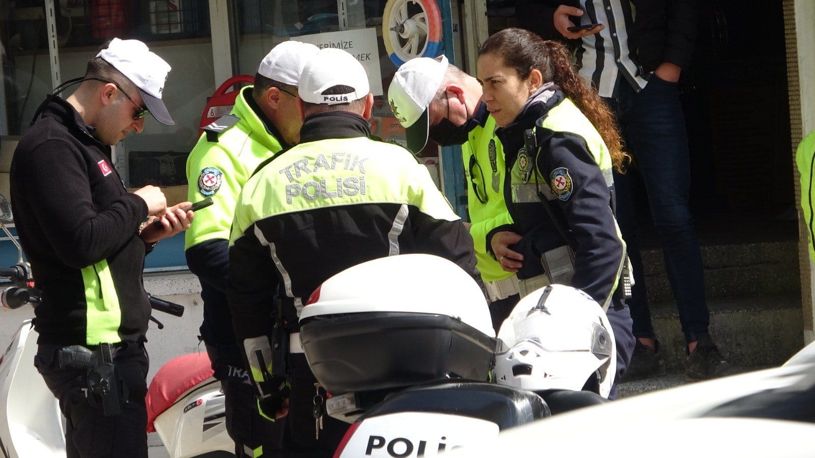 İhtara Uymadı, Kadın Polisi Metrelerce Sürükledi…