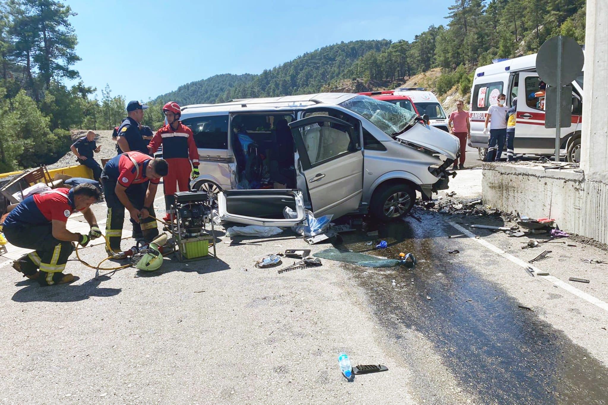 Minibüs Beton Bariyere Çarptı: 2 Ölü, 2 Yaralı…