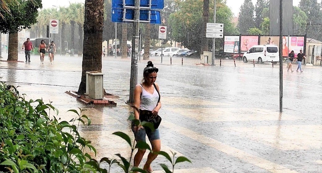 Denizli’de, Akşam Saatlerinde Kuvvetli Yağış Var…
