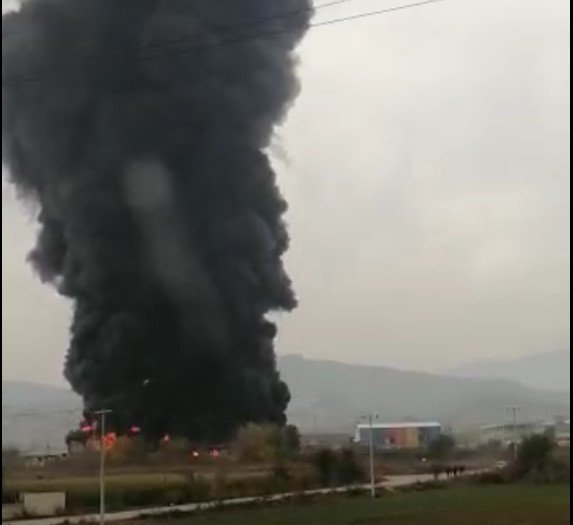 Denizli’nin Kale Mahallesi’nde, Bir Kimya Fabrikasında çıkan yangın, Yanındaki Tekstil Fabrikasına da Sıçradı…