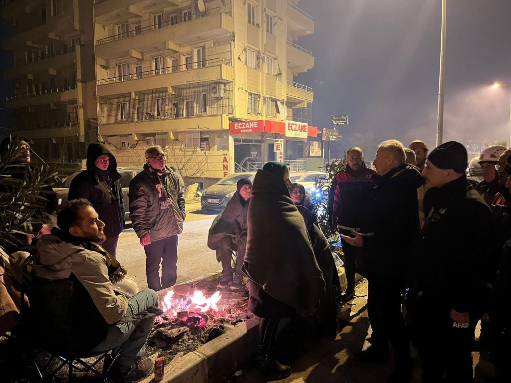 Baskan Zolan ve Vali Atik deprem bolgesinde 3 1