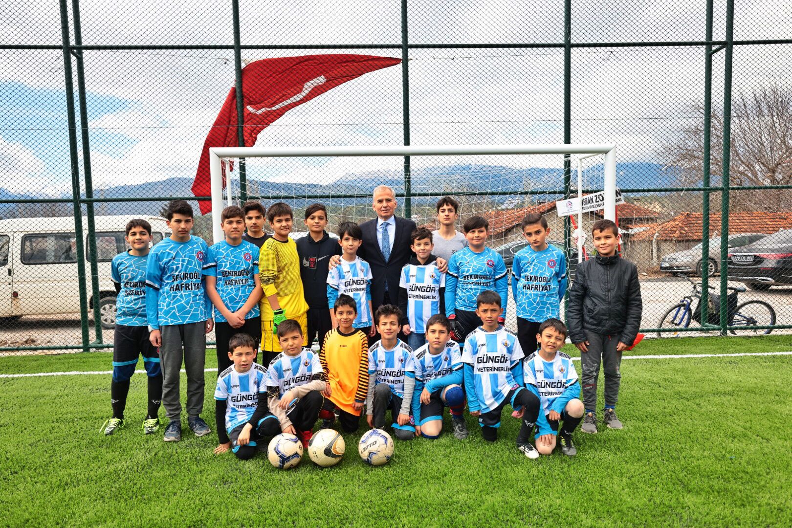 Başkan Zolan Halı Sahanın Açılışını Yaptı; Çocuklarla Futbol Oynadı…