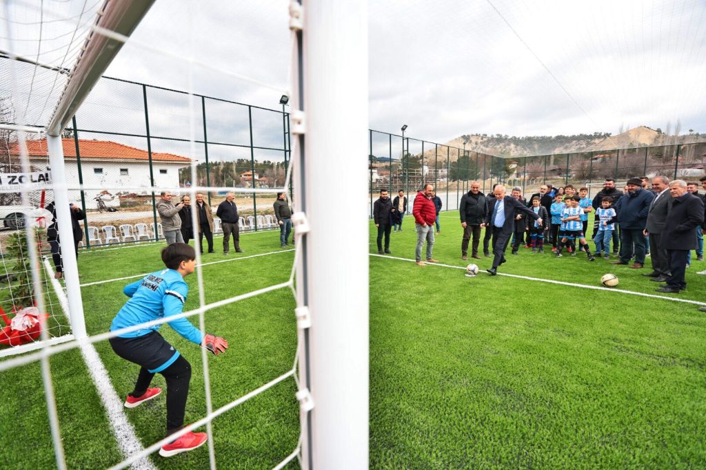 Denizli Büyükşehir Belediye Başkanı Zolan Halı Sahanın Açılışını Yaptı; Çocuklarla Futbol Oynadı