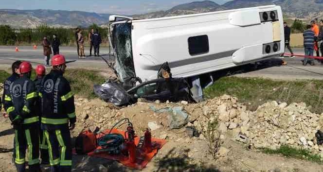 Buldan’da Turist Otobüsüyle Otomobil Çarpıştı: 1 Ölü 24 Yaralı…