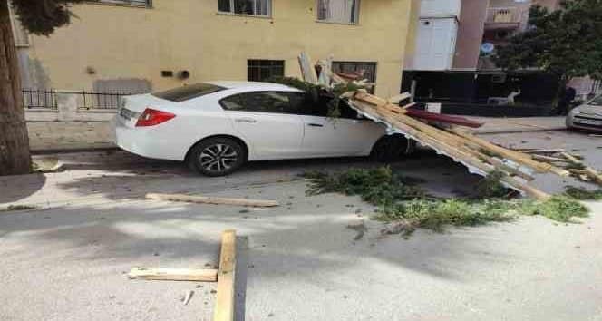 ŞİDDETLİ FIRTINA, YIKTI GEÇTİ…