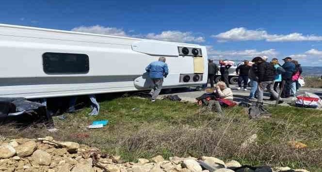 Buldan'da Turist Otobüsüyle Otomobil Çarpıştı: 1 Ölü 24 Yaralı...