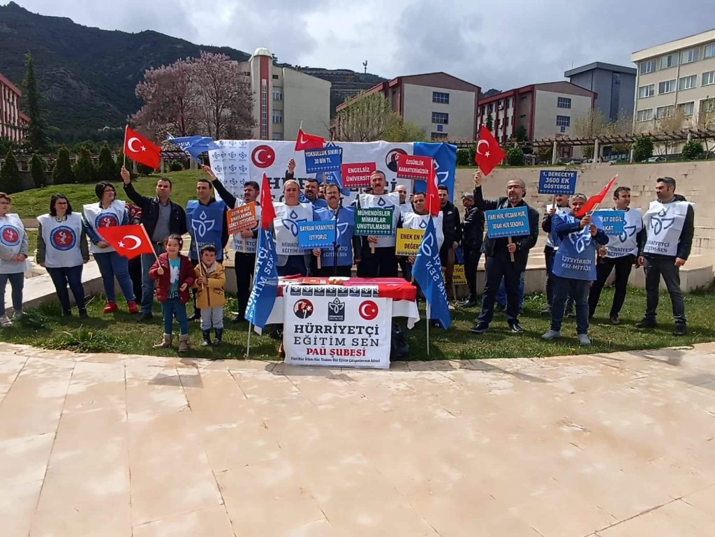 Hürriyetçi Eğitim Sen Üyeleri, Pankart Açtı ve 19 Maddelik Taleplerini İletti...