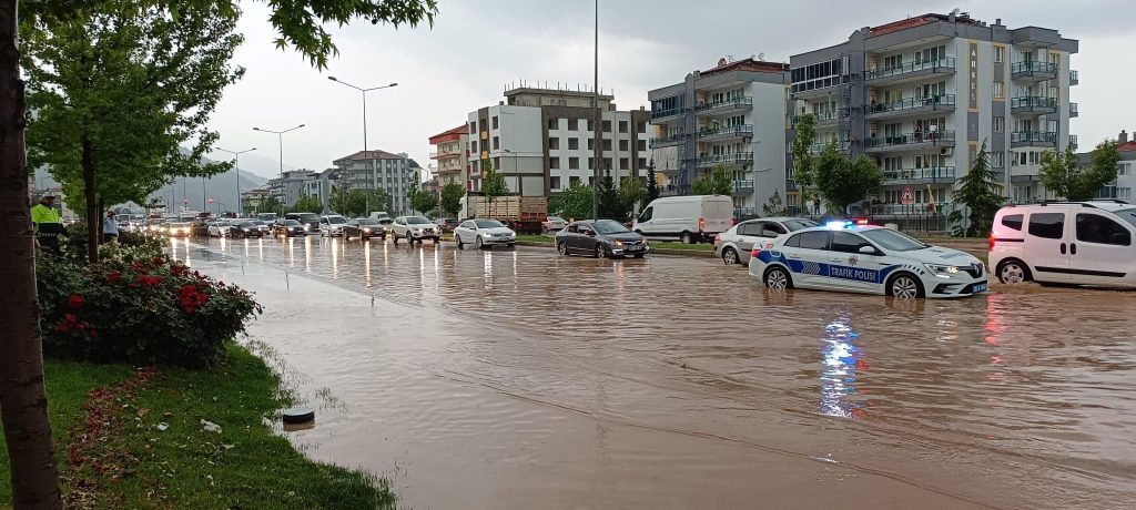 Denizli'de, Beklenen Yağmur Sele Dönüştü...