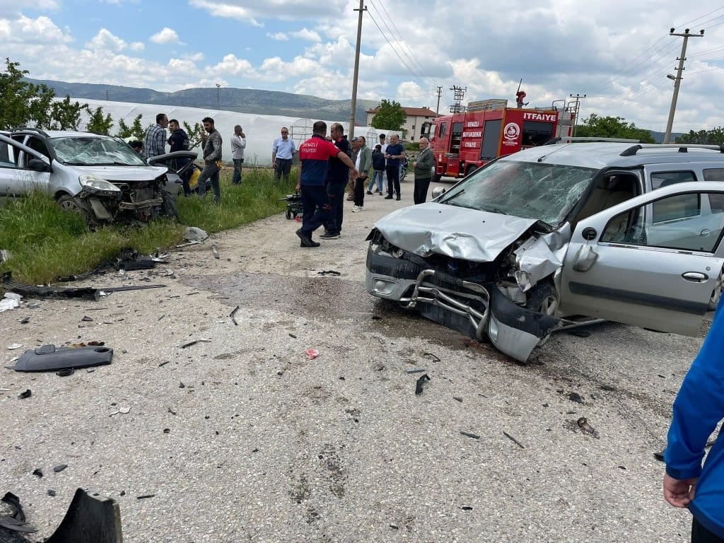 Çivril'de Feci Kaza: 1 Ölü 4 Yaralı...