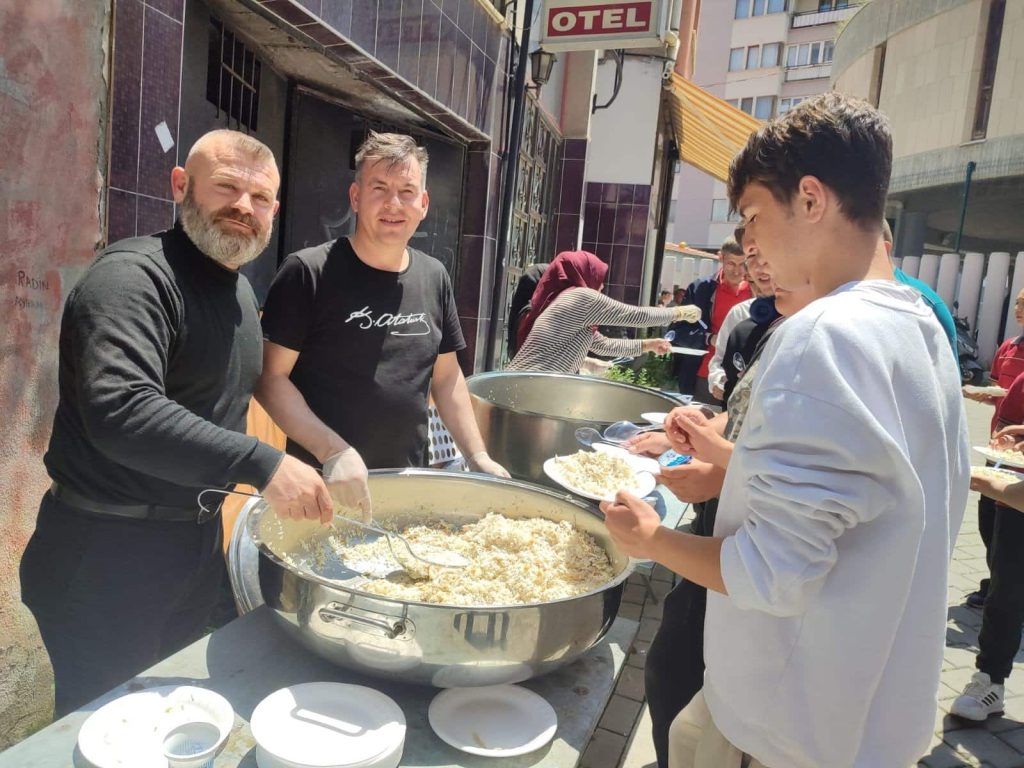 45 Yaşında Emekli Olunca, İlk Maaşıyla Bin Kişinin Karnını Doyurdu...