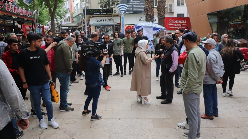 CHP Adayı Sema Silkin Ün Aldı Mikrofonu Eline Ve...