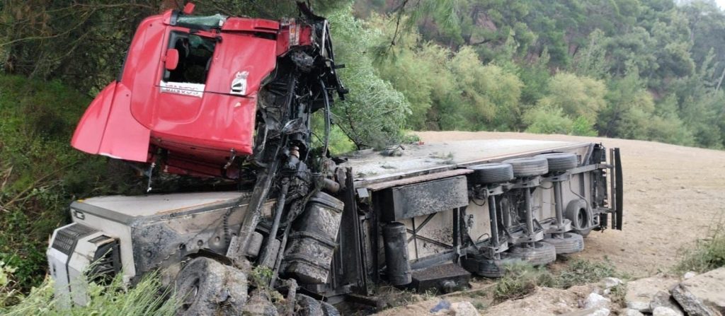 Denizli-Buldan'da Tır, Otomobili Biçti: 3 Ölü 2 Yaralı...
