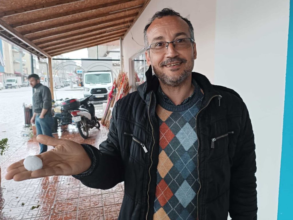 Ceviz Büyüklüğünde Dolu Yağdı; Hasar Büyük...