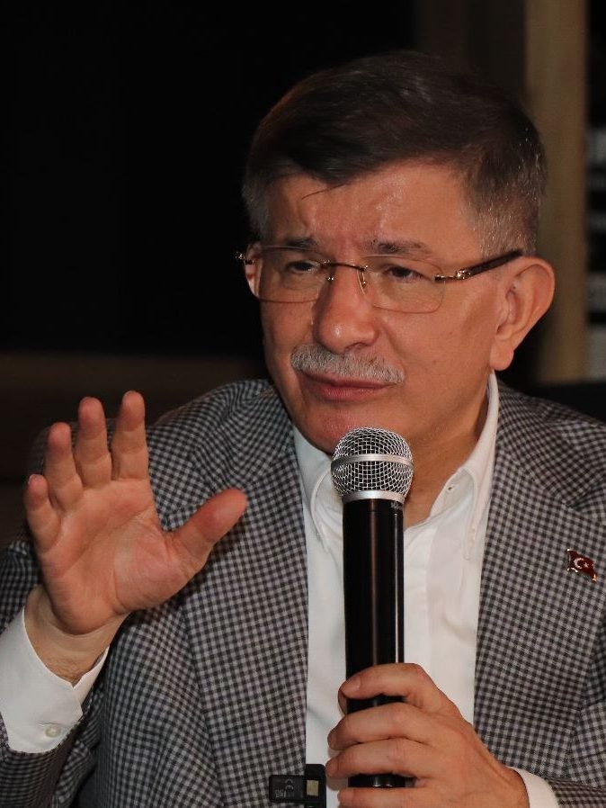 Davutoğlu Cumhurbaşkanı Erdoğan'a Yüklendi...