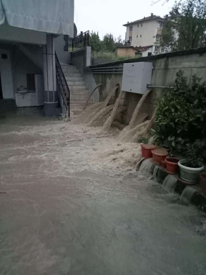 Denizli'nin Kale İlçesinde Yollar Dereye Döndü, Araçlar Sel Sularında Kayboldu…