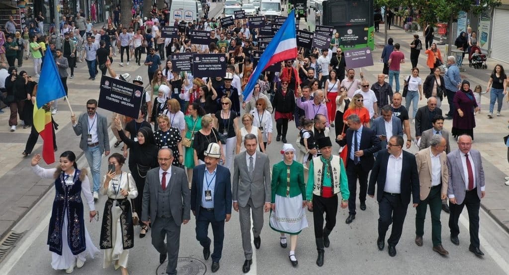 35. Uluslararası Tiyatro Festivali, Kortej Yürüyüşüyle Başladı...
