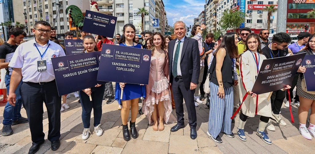 35. Uluslararası Tiyatro Festivali, Kortej Yürüyüşüyle Başladı...