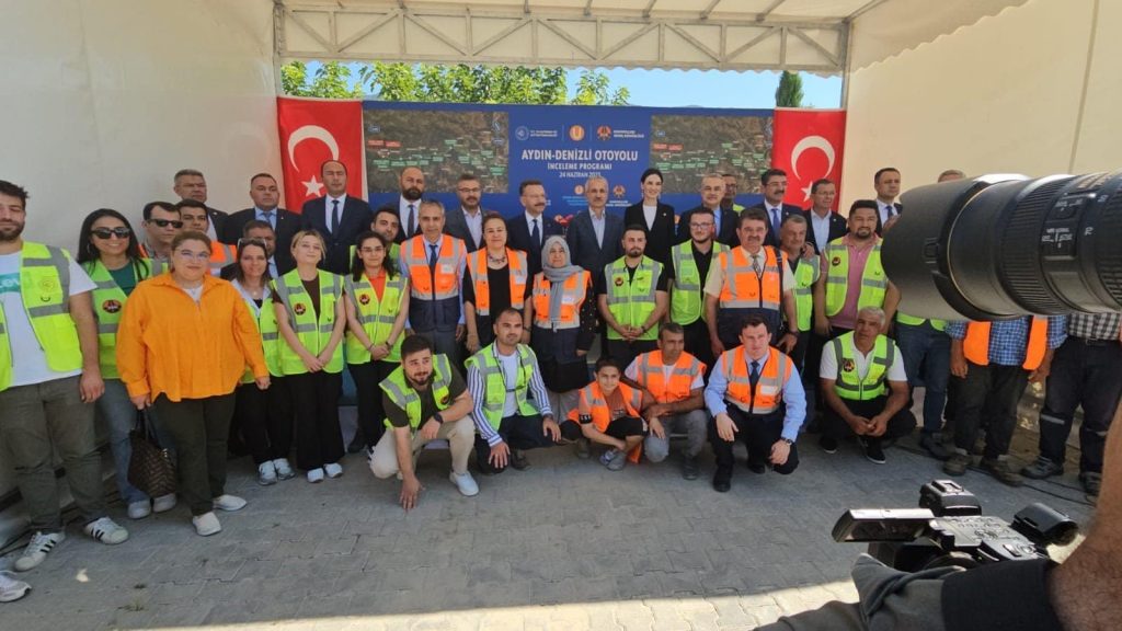 Otoyolda İlk Sürüşü Gerçekleştiren Bakan, İlk Etabın Açılış Tarihini de Verdi...