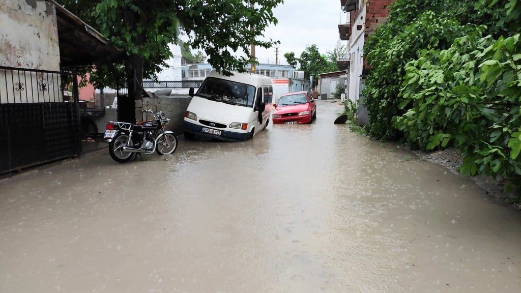 Denizli'yi Yine Sel Vurdu, Hayat Felç Oldu...