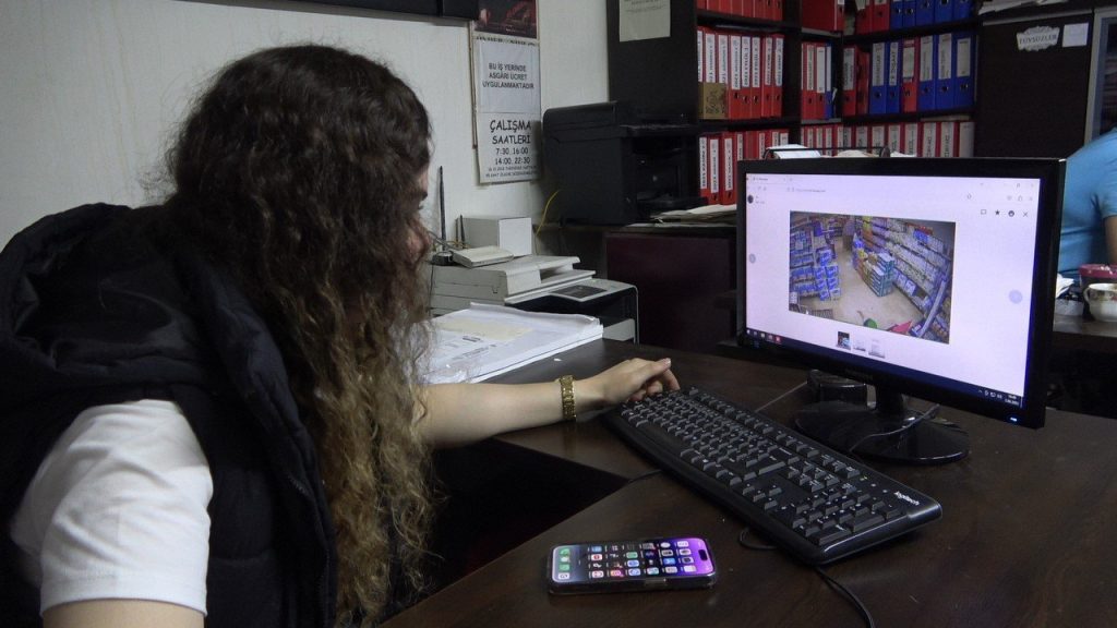 Denizli'de Marketteki Müziğe Kendini Kaptıran Teyze, Adeta Dans Şov Yaptı...